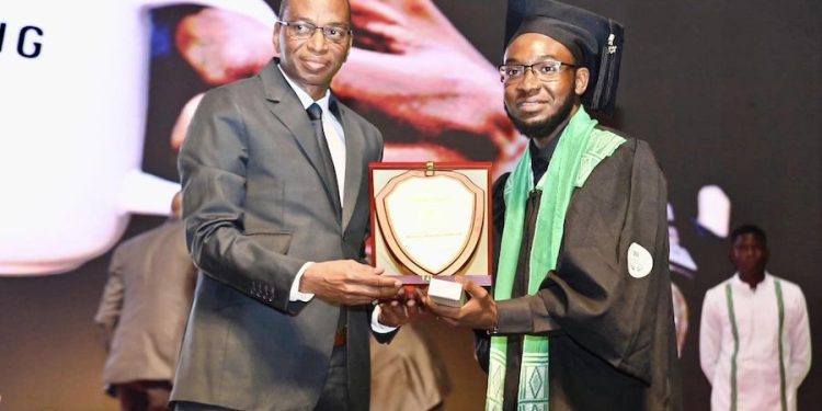 Sortie des promotions 2021 et 2023 de l’université Amadou Hampathe Ba : Pr Moussa Balde a parrainé l’événement