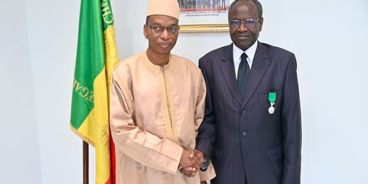 Remise de décorations dans l’Ordre national du Lion à Mr Ibra Niang Faye, Administrateur Civil à la retraite