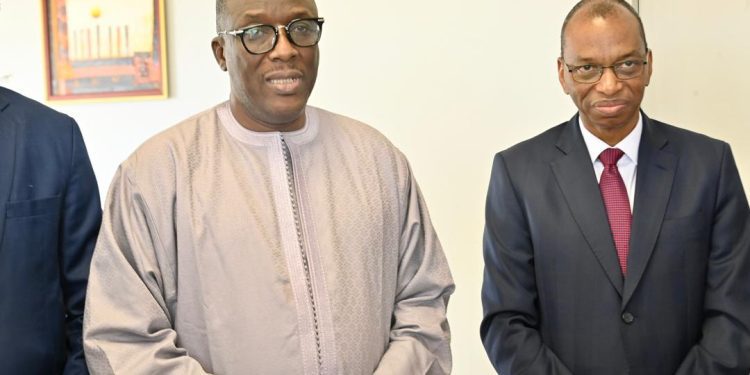 Passation de service au ministère de l’Éducation nationale Dr Cheikh Oumar Anne passe le témoin au Pr Moussa Baldé