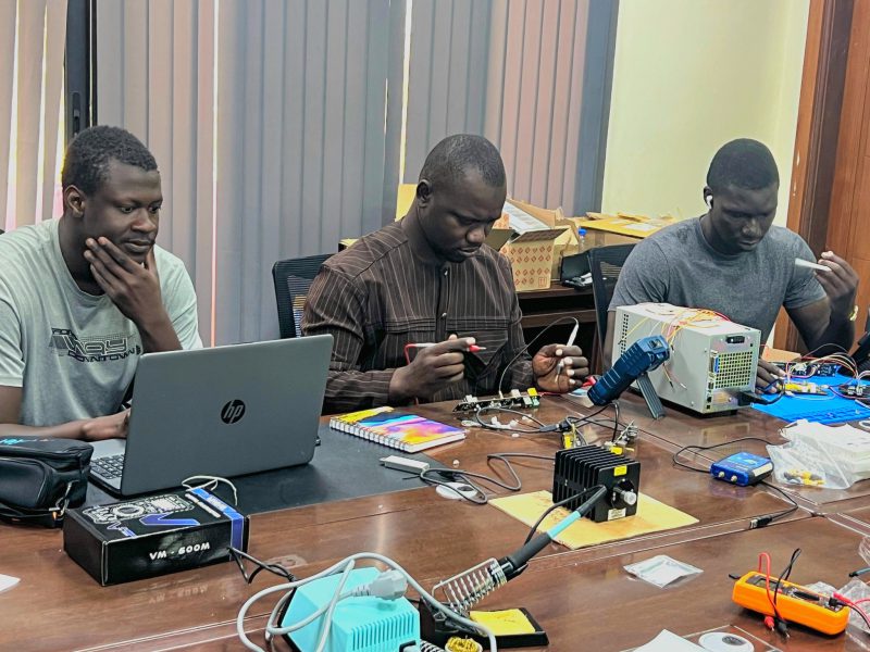 La Team SENSAT SÉNÉGAL en action : montage des balises de GAINDESAT-1A