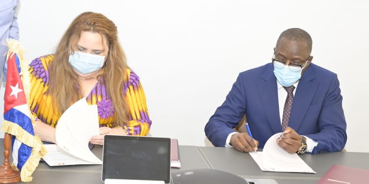 Coopération avec Cuba: une convention signée entre le MESRI et l’ambassadrice à Dakar
