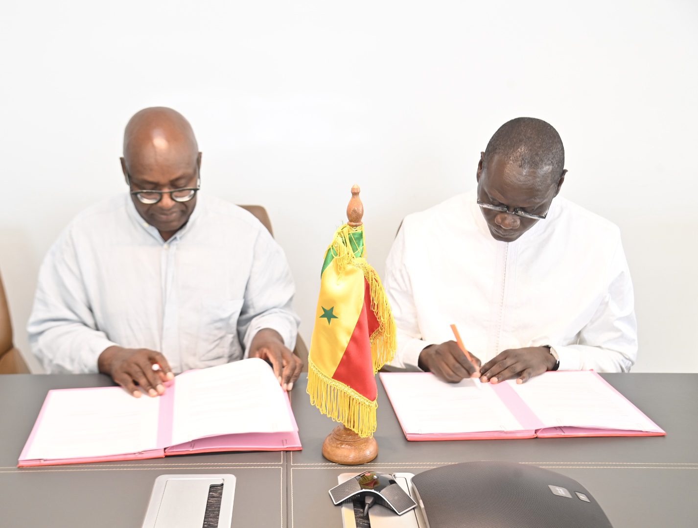Signature d’un accord-cadre entre le MESRI et la Fondation de l’Innovation pour la Démocratie