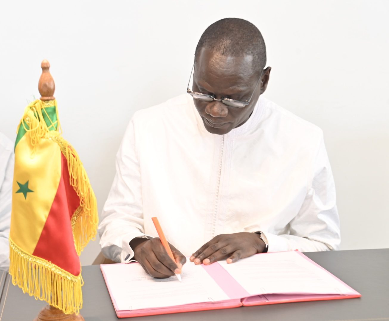 Signature d’un accord-cadre entre le MESRI et la Fondation de l’Innovation pour la Démocratie