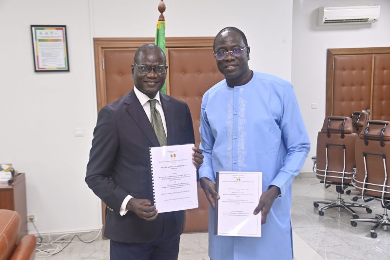 Passation de service au MESRI:  Dr El Hadji Abdourahmane DIOUF passe le témoin au Pr Daouda NGOM