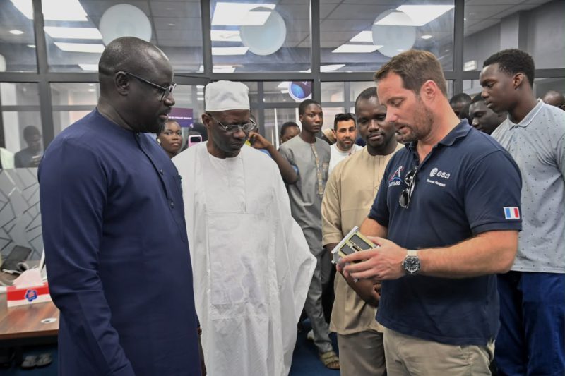 Le ministre Dr Boubacar Camara accueille Thomas Pesquet à SENSAT